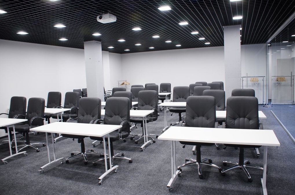 Современный зал для деловых мероприятий 