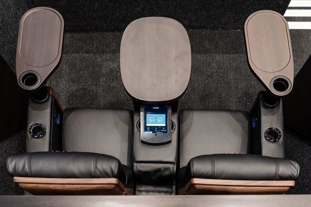 Кіноресторан RELUX від Планета Кіно в RIVER Mall