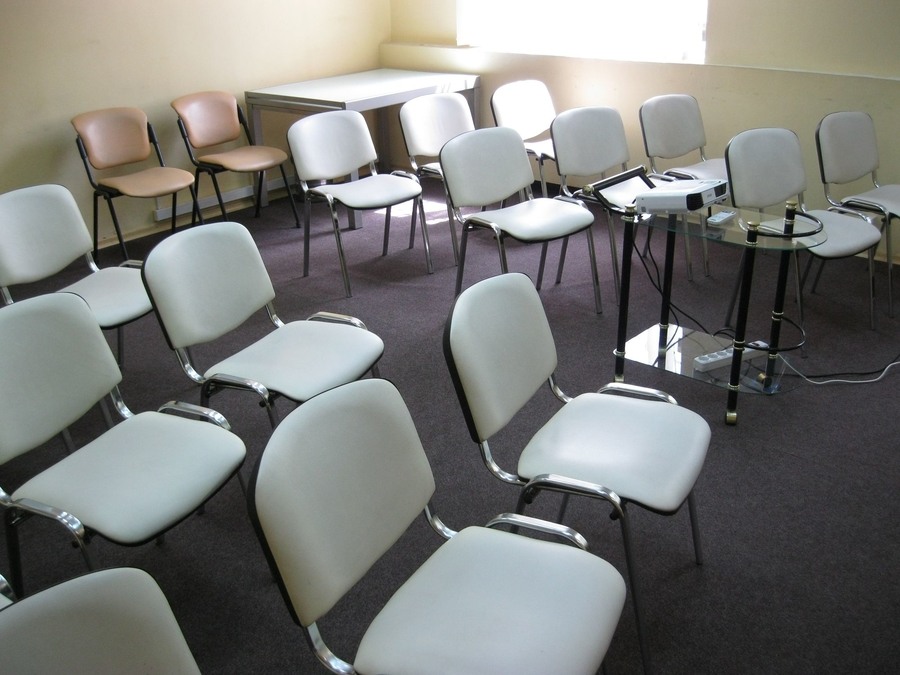 Оборудованный для онлайн-трансляций конференц-зал