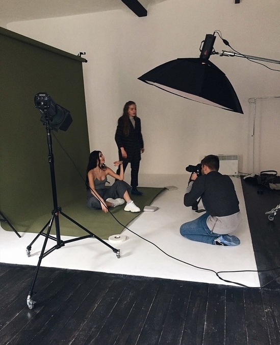 Стильний зал в фотостудії MOZAIK