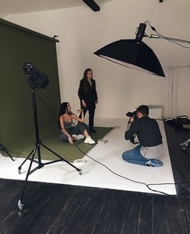 Стильный зал в фотостудии MOZAIK