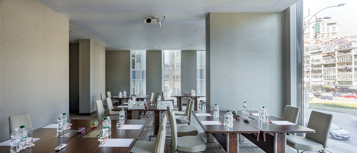 Светлый зал в отеле Sky Loft 