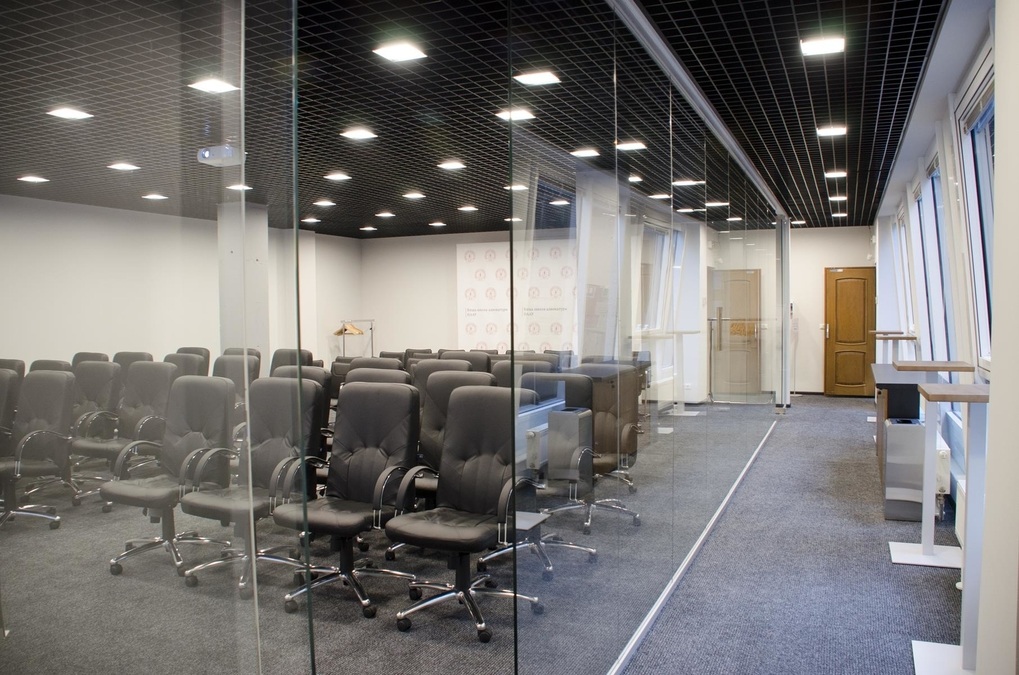 Современный зал для деловых мероприятий 