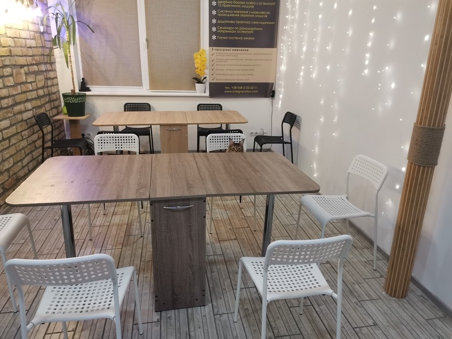 Невеликий зал для тренінгів та семінарів