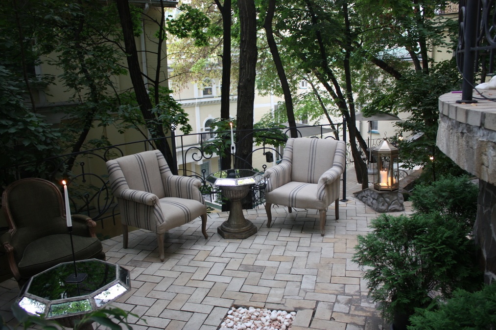 Розовая терраса в саду бутик-отеля Воздвиженский