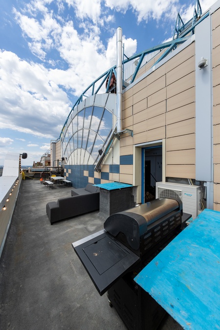 Двоярусний простір з терасою та краєвидом