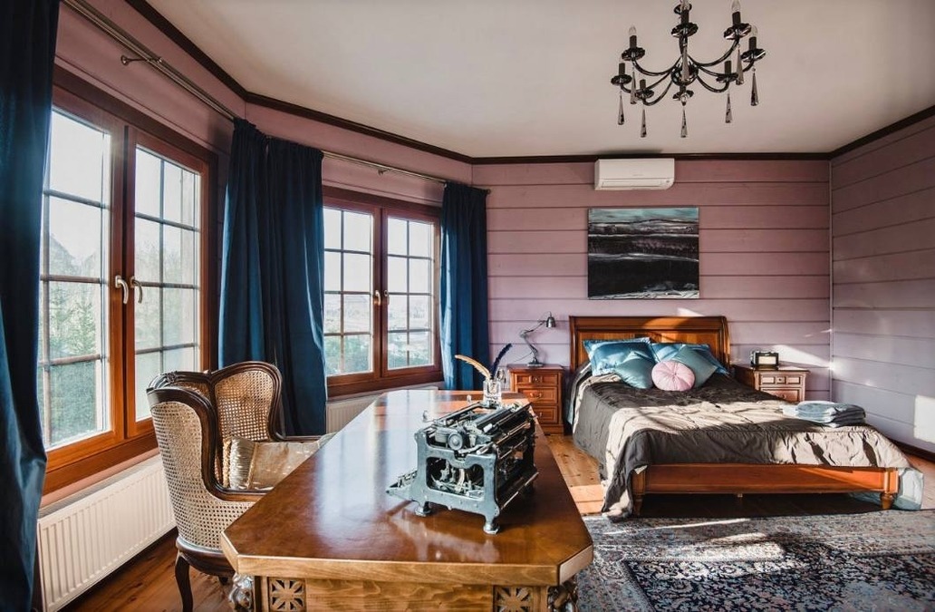 Великий будинок на озері