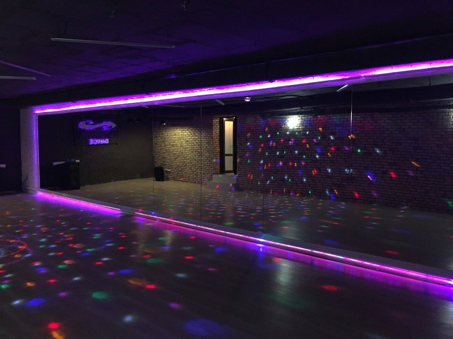 Яркий лофт в танцевальной студии