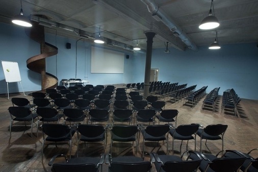 Зал с театральной посадков в Fabrika.space