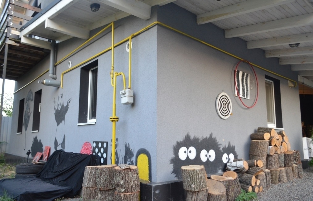 Загородный дом с бассейном 