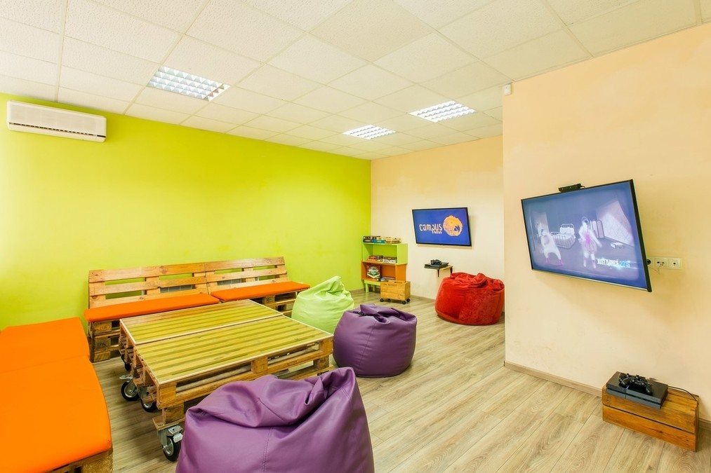 Яскрава ігрова кімната для тусовок