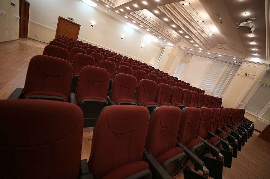 Великий зал зі сценою для проведення заходів