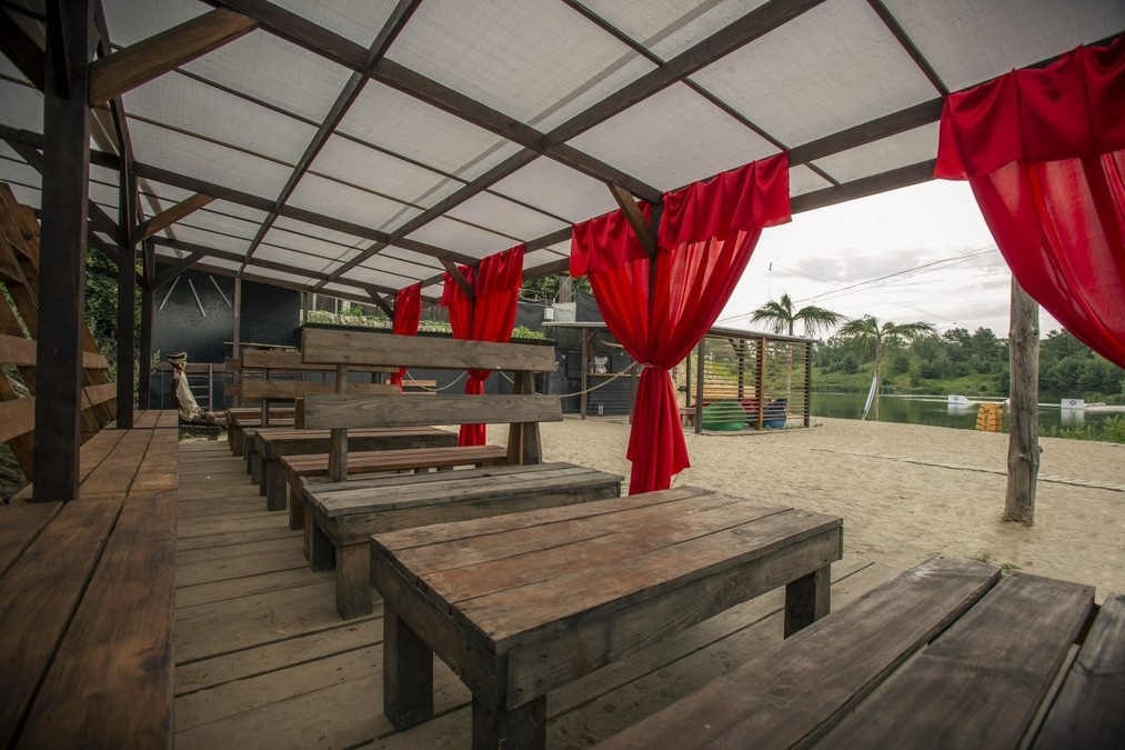 Летняя локация с пляжем и вейк-парком