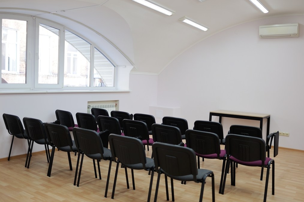 Светлый зал в новом бизнес-центре 