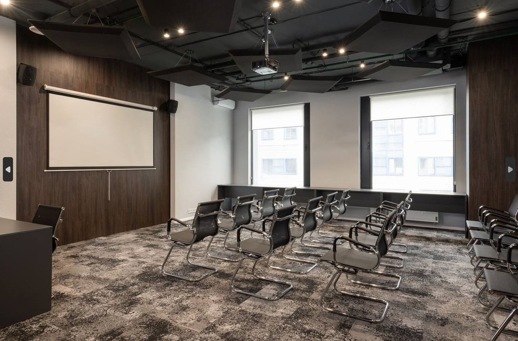 Современный и технологичный meeting-room
