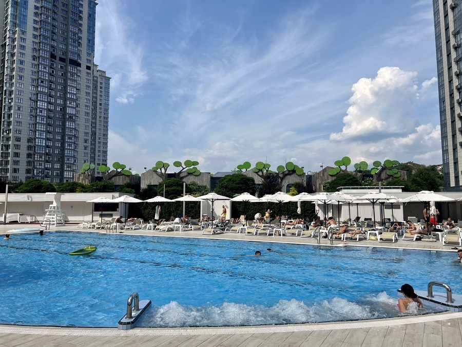 Преміум локація з рестораном та басейном