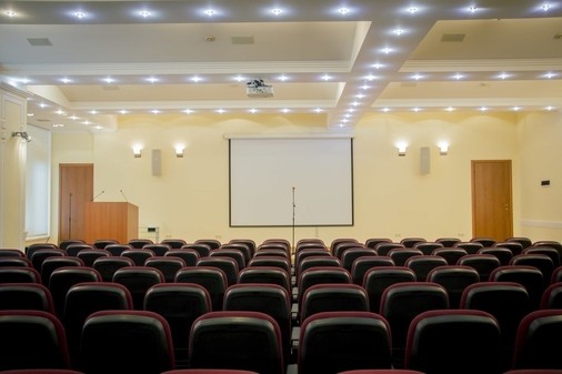 Большой зал со сценой