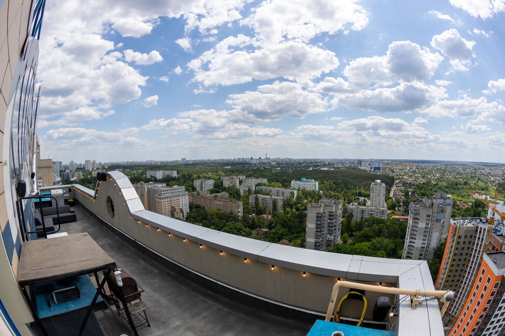 Двоярусний простір з терасою та краєвидом