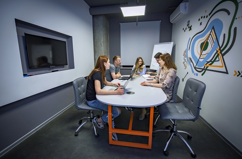 Закрытая комната для переговоров на Подоле