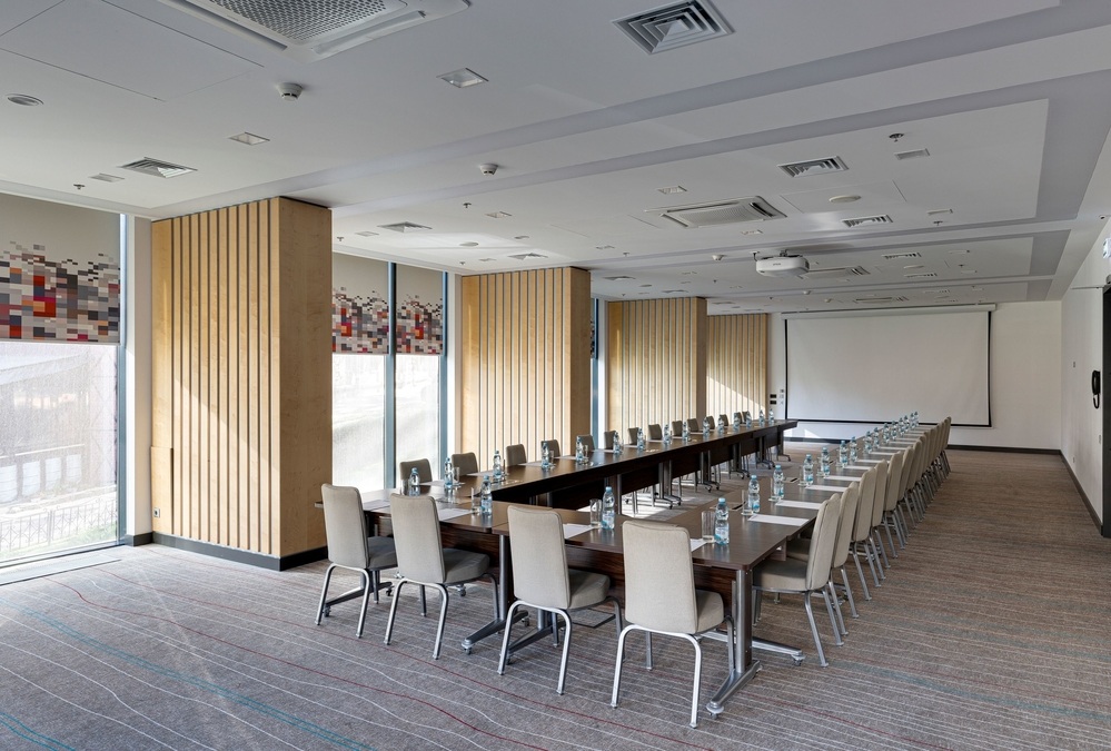 Просторий конференц-зал у готелі Sky Loft