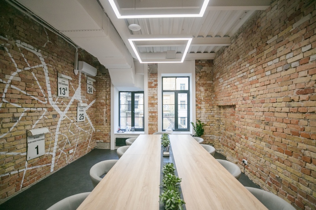 Переговорна кімната біля м. Золоті Ворота