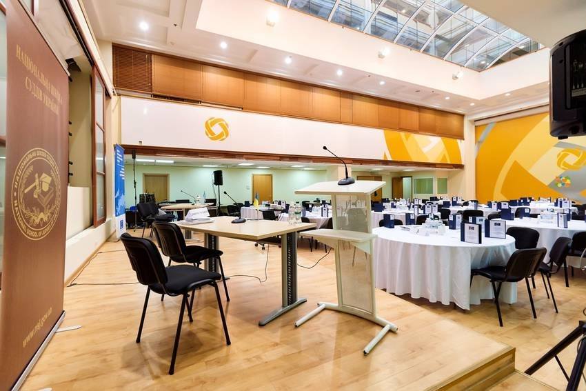 Просторный конференц-зал с универсальной рассадкой