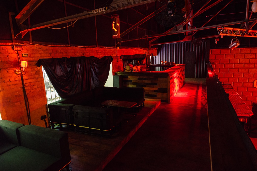 Двухуровневая площадка для ивентов 