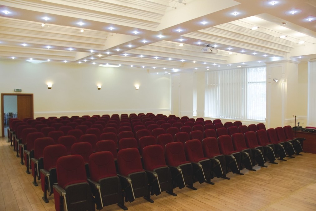 Великий зал зі сценою для проведення заходів