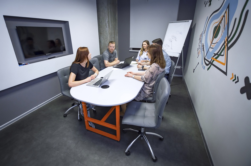 Закрытая комната для переговоров на Подоле