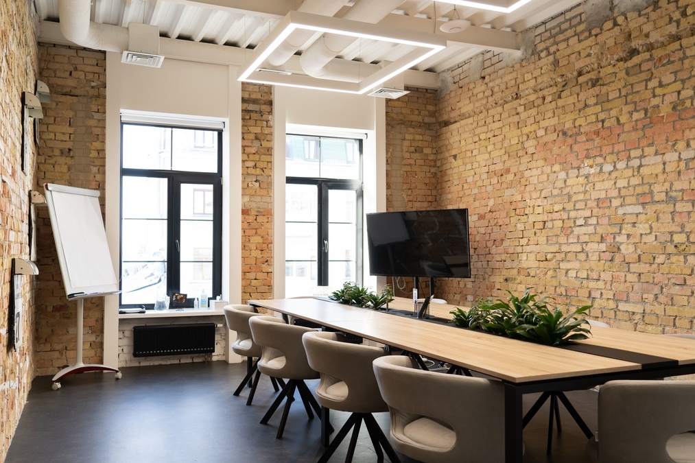 Переговорна кімната біля м. Золоті Ворота