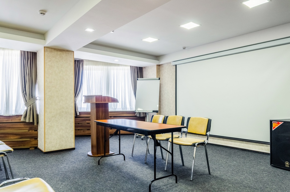 Уютный зал на Левом берегу в отеле Турист