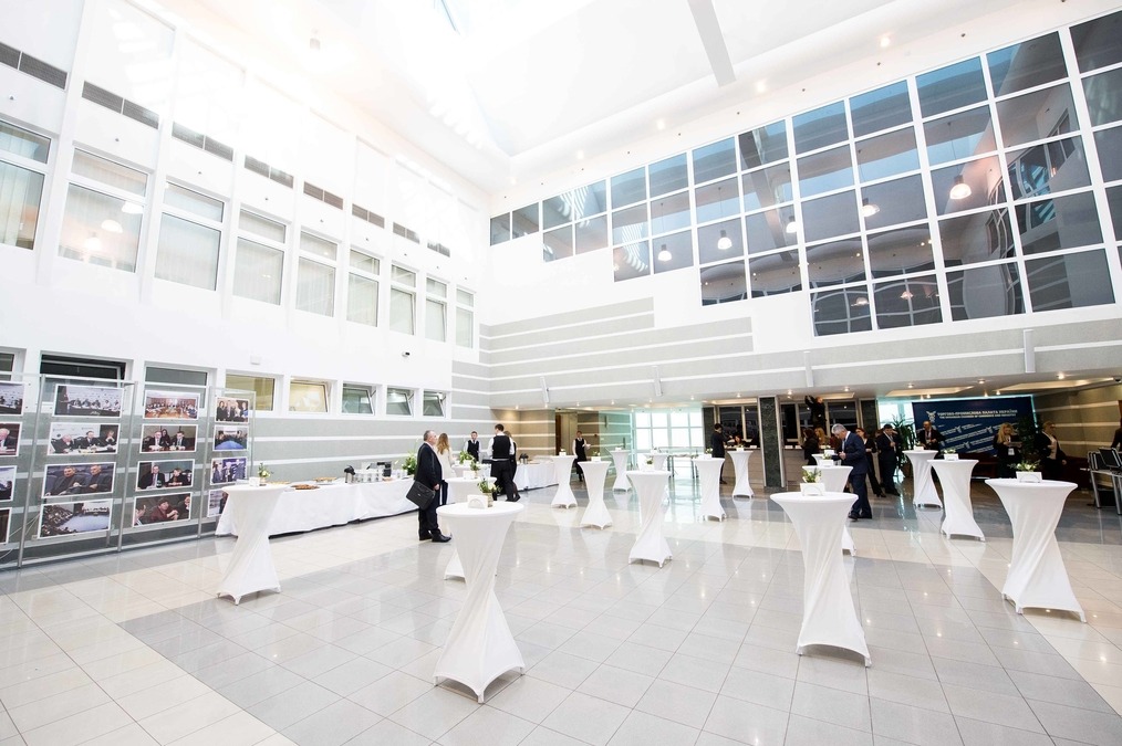 Зал Coliseum в конференц-центрі Chamber Plaza