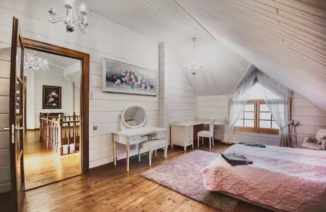 Великий будинок на озері