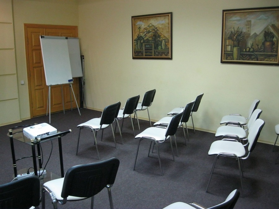 Оборудованный для онлайн-трансляций конференц-зал