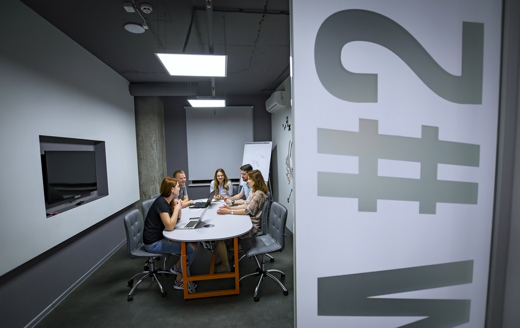 Закрытая комната для переговоров на Подоле