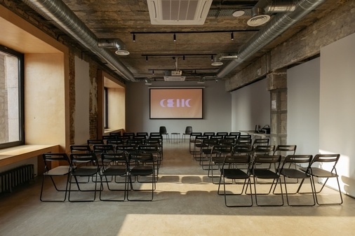 Перегляд Майданчик для подій книгарні Сенс на Хрещатику