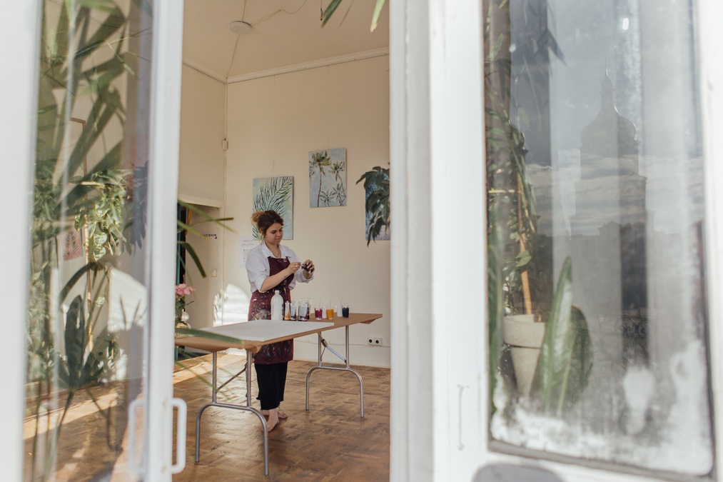 Простір історичного будинку з видом на Софію 