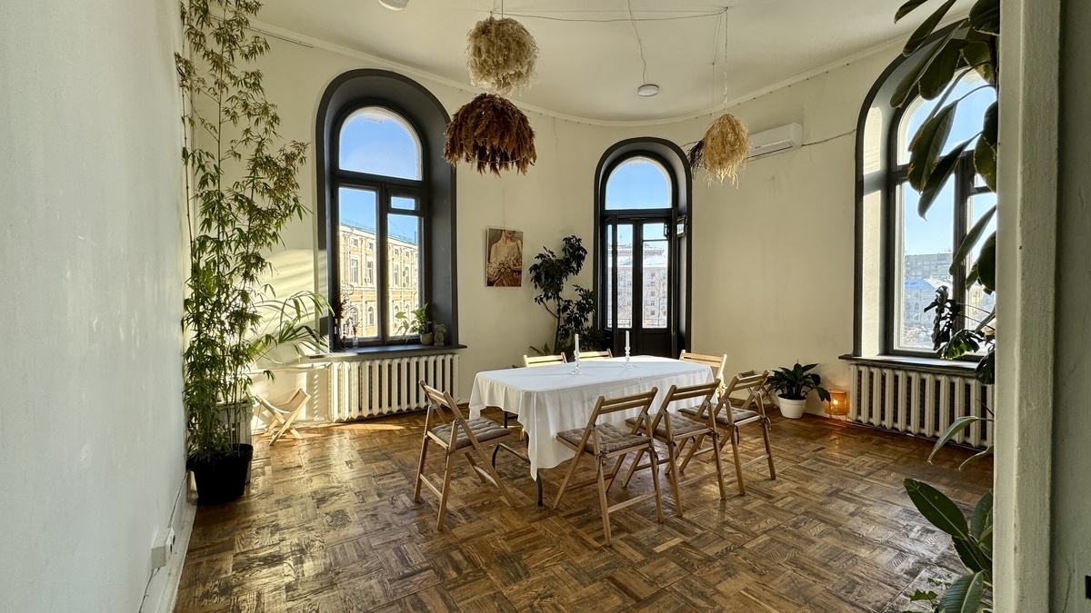 Простір історичного будинку з видом на Софію 