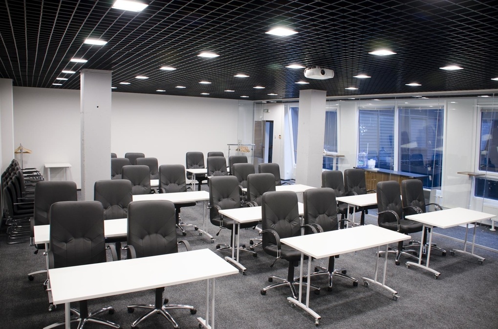 Современный зал для деловых мероприятий 