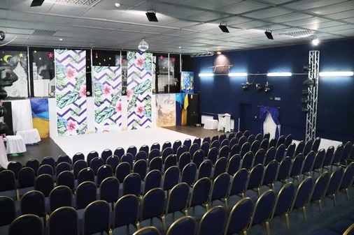 Эффектный зал для выступлений 