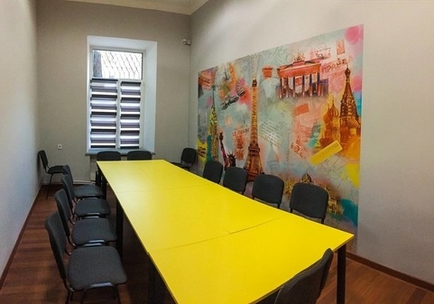 Яскравий зал у навчальному центрі