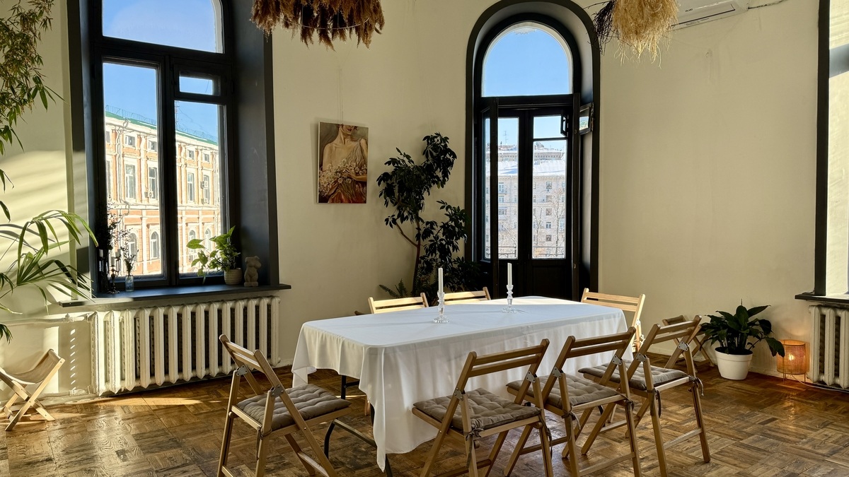 Простір історичного будинку з видом на Софію 