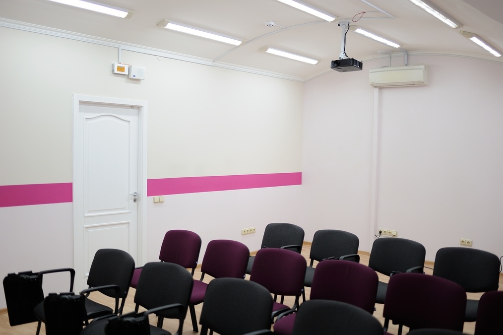 Светлый зал в новом бизнес-центре 