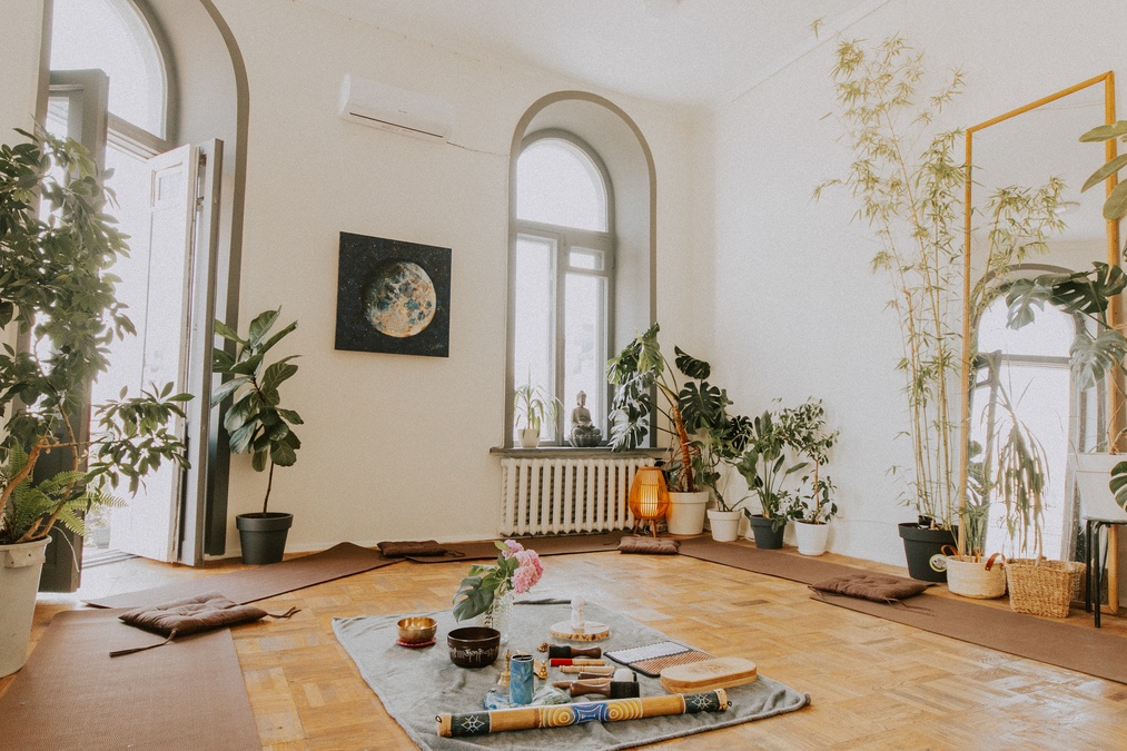 Простір історичного будинку з видом на Софію 