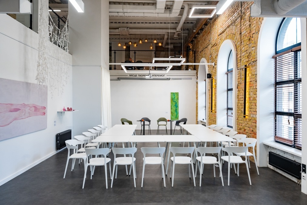 Сучасна зала для подій в історичному центрі Києва