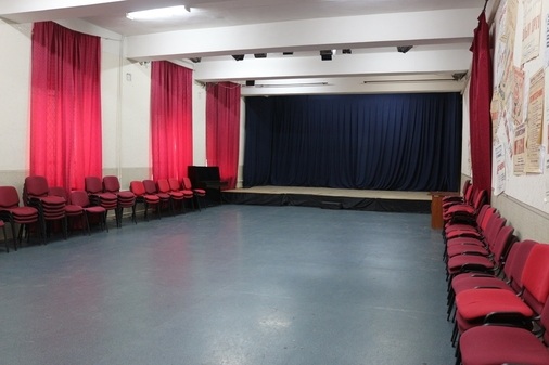 Оборудованный зал с мини-сценой