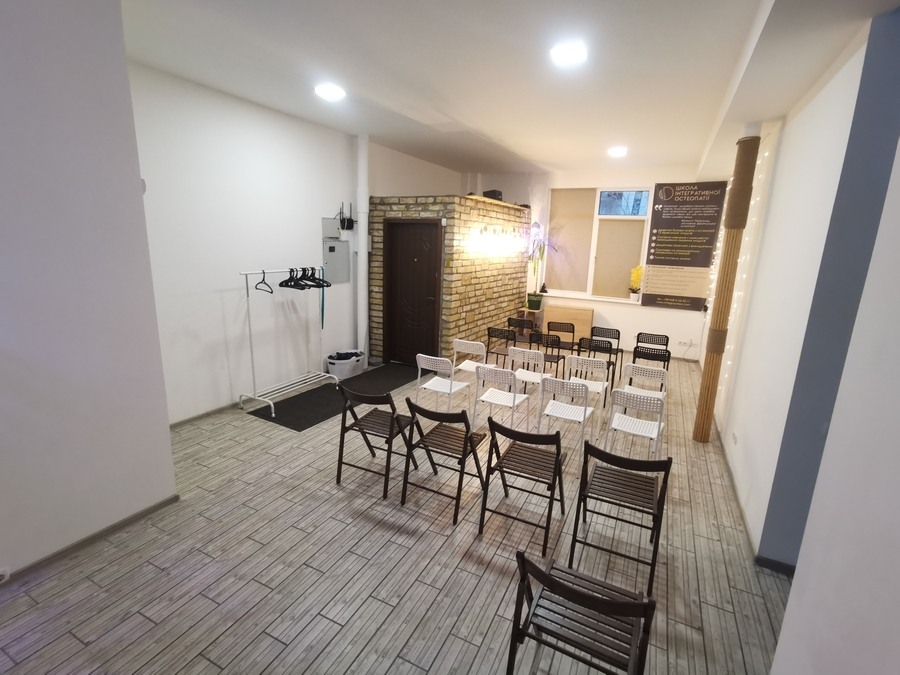 Невеликий зал для тренінгів та семінарів