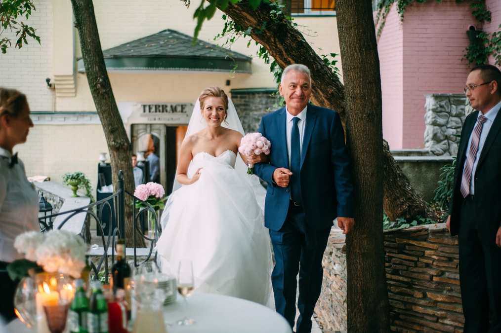 Розовая терраса в саду бутик-отеля Воздвиженский