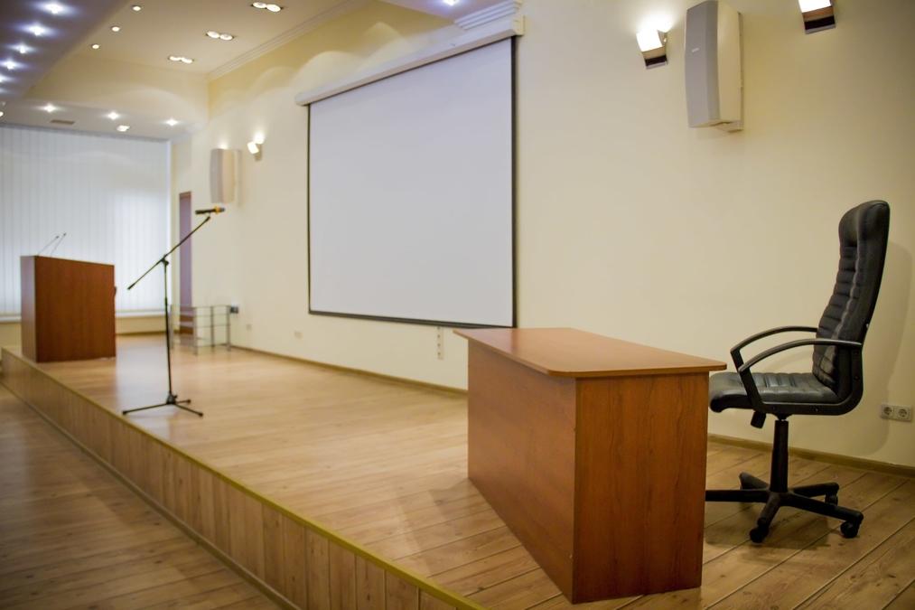 Великий зал зі сценою для проведення заходів