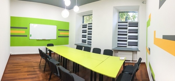 Яскравий зал у навчальному центрі